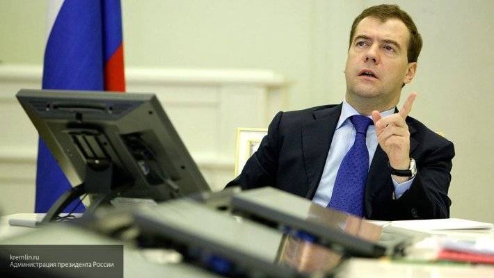 Медведев призвал власти субъектов ускорить строительство площадок для санавиации