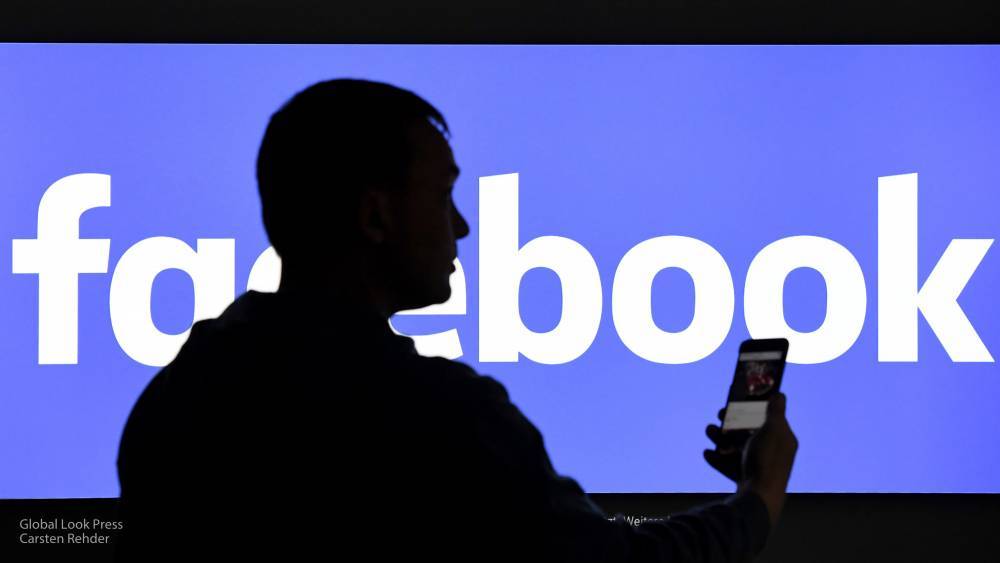 Facebook тайно следит за пользователями через камеру смартфона
