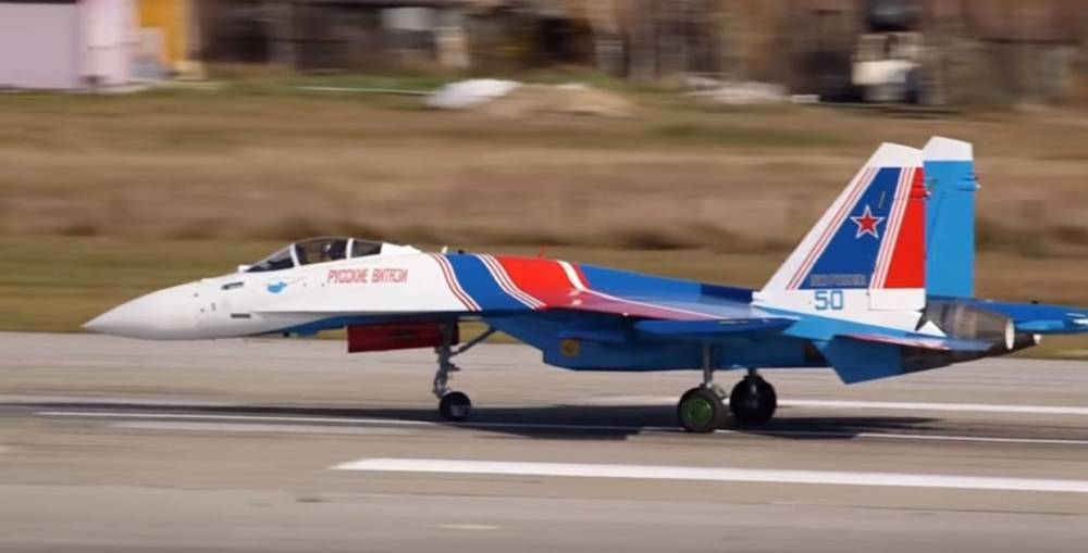 Появилось видео с фигурами высшего пилотажа «Русских витязей» на новых истребителях Су-35С