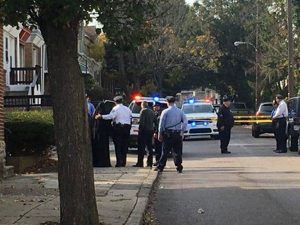 11-летний мальчик умер после того, как ему выстрелили в грудь в Филадельфии. Главный подозреваемый — его 19-летний брат