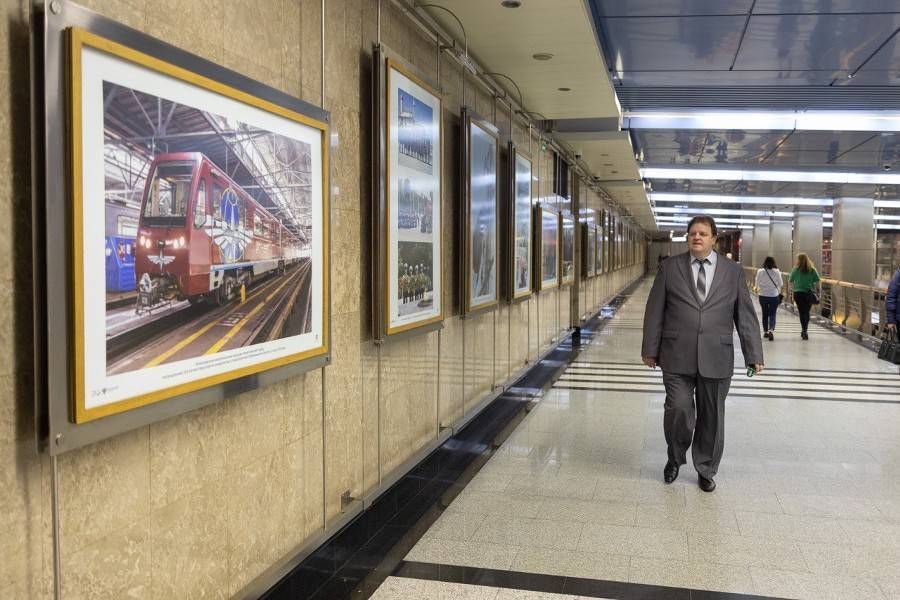 В метро Москвы открылась фотовыставка к юбилею транспортного ведомства