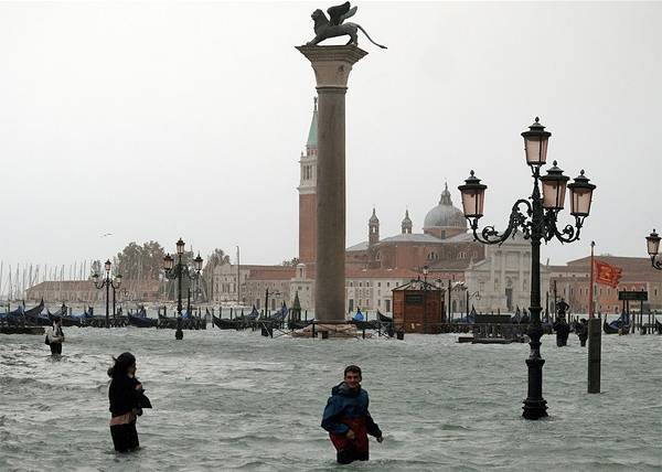 Венеция переживает сильнейшее за полвека наводнение: затопило почти весь город