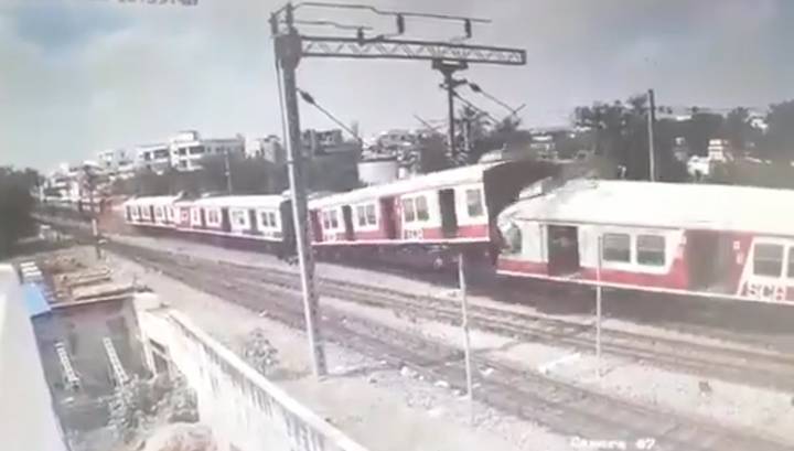 В Индии лоб в лоб столкнулись два поезда. Видео