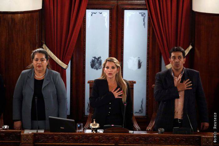 Полномочия временного президента Боливии взяла на себя сенатор Жанин Аньес