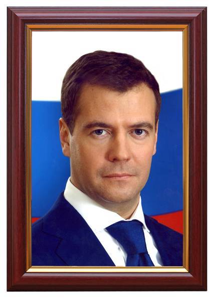 На Ямале разгорелся скандал из-за тендера на утилизацию портретов Медведева