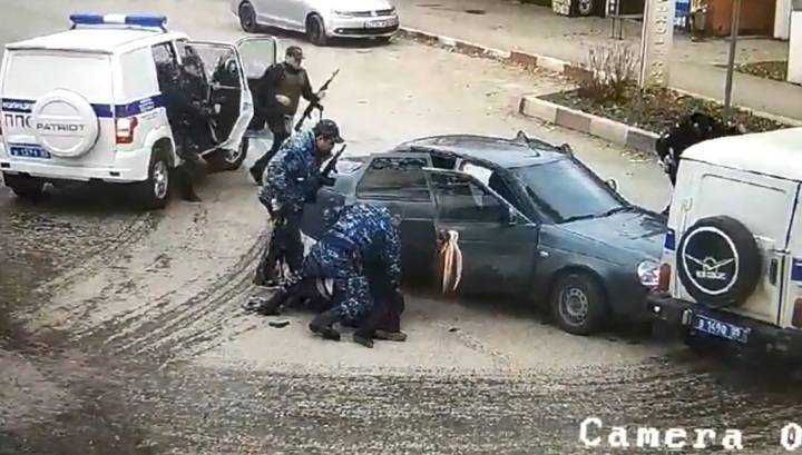 Жесткое задержание вооруженных дагестанцев попало на видео