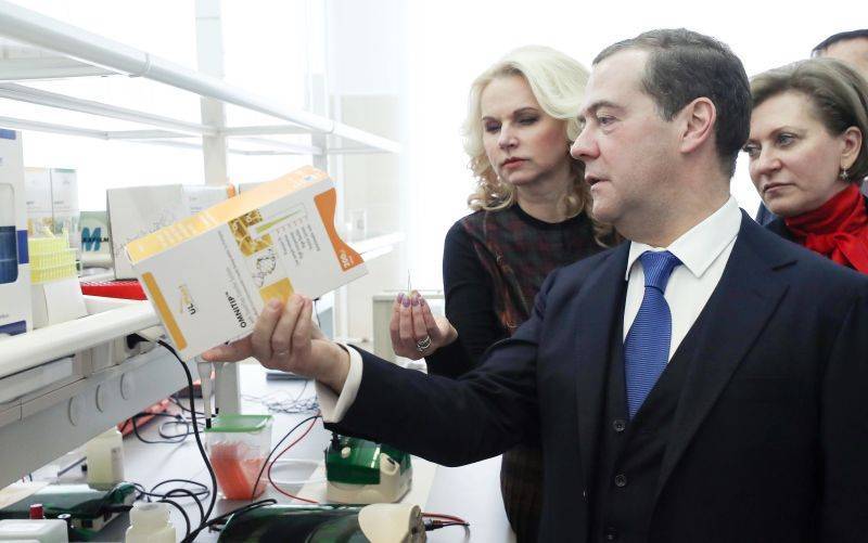 Медведев в шутку предложил привиться от Эболы