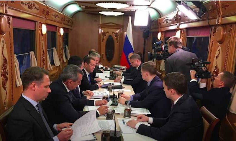 «Смотрю, у меня чай другого цвета»: Медведев провел совещание в поезде