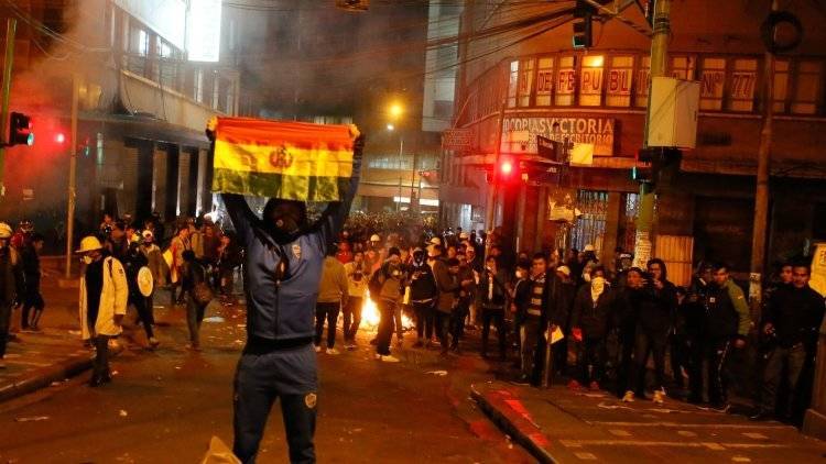 СМИ рассказали о первых погибших при массовых беспорядках в Боливии