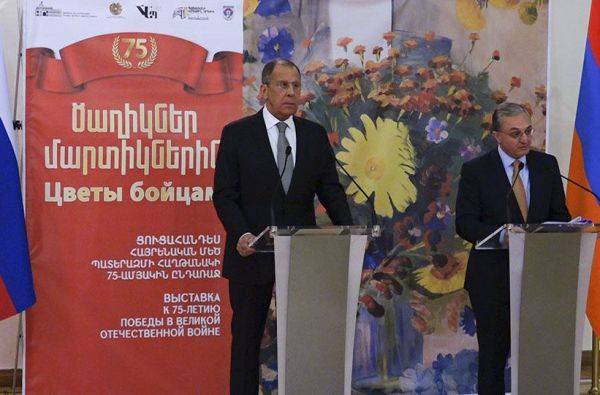 Лавров и Мнацаканян открыли в Ереване выставку «Цветы бойцам»