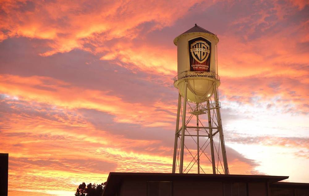 В Калифорнии из-за природного пожара провели эвакуацию на киностудии Warner Brothers