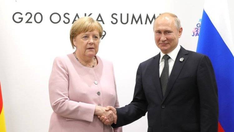 Путин обсудил с Меркель по телефону ситуацию на Украине и Ближнем Востоке