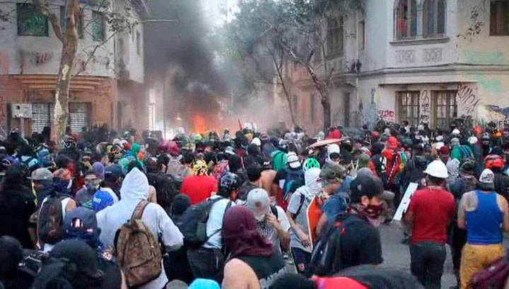 В столице Чили демонстранты подожгли отель и ресторан