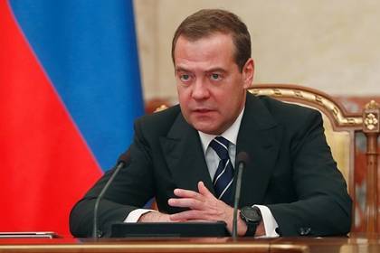 Медведев поручил разобраться с дорожающими во время строительства соцобъектами