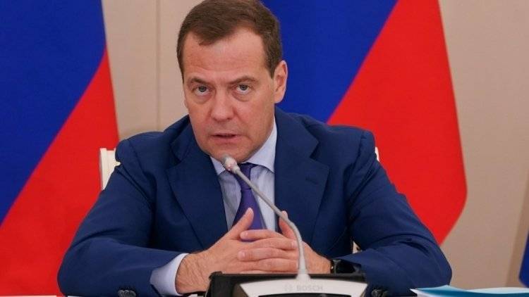 Медведев заявил, что школы и детсады в селах строятся недостаточно быстро