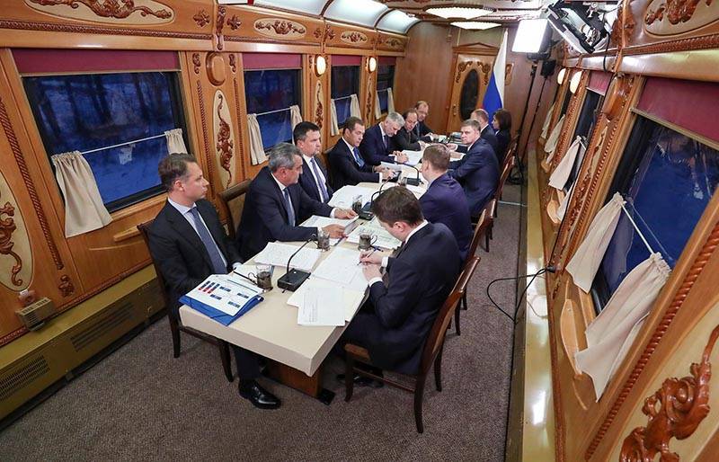Появилось видео с совещания Медведева в поезде