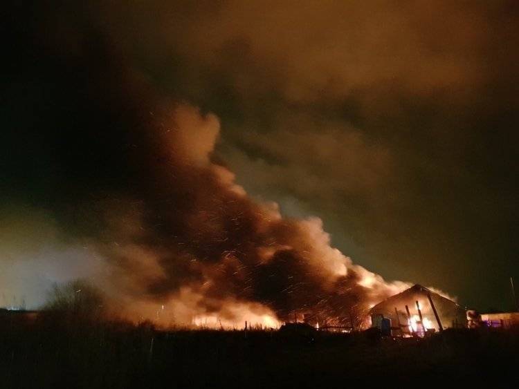 Частный дом в Барнауле загорелся после сильного взрыва