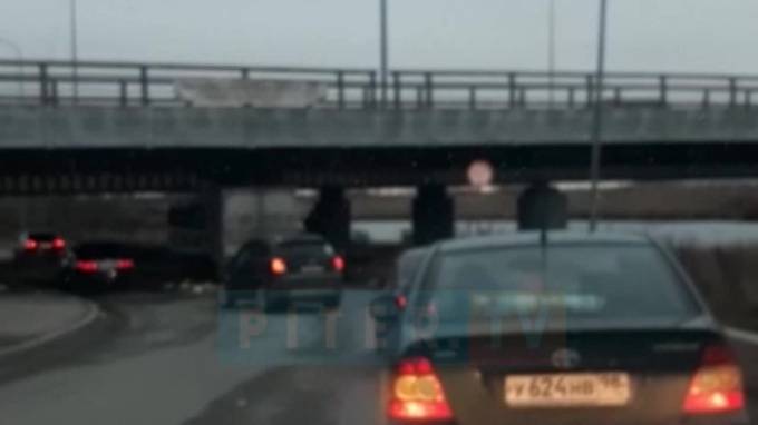 "Мост глупости"&nbsp;на Софийской поймал московскую "Газель"