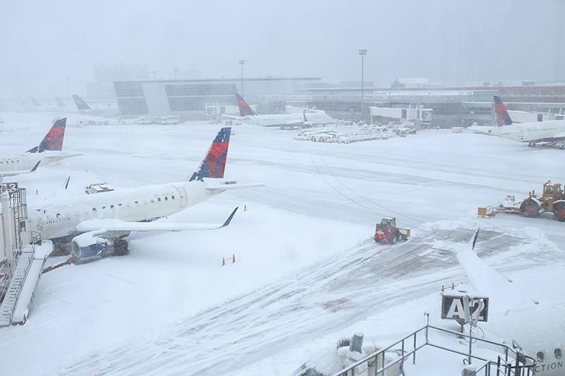 В Чикаго самолет приземлился на ледяную полосу