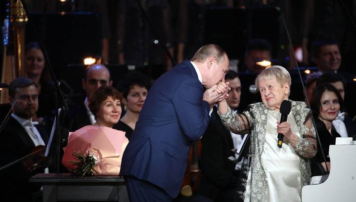 Путин поздравил Пахмутову с цветами и орденом