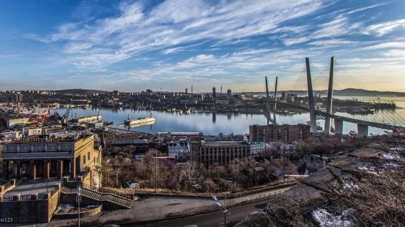 Природоохранная прокуратура выяснит, почему река&nbsp;во Владивостоке окрасилась в зеленый цвет