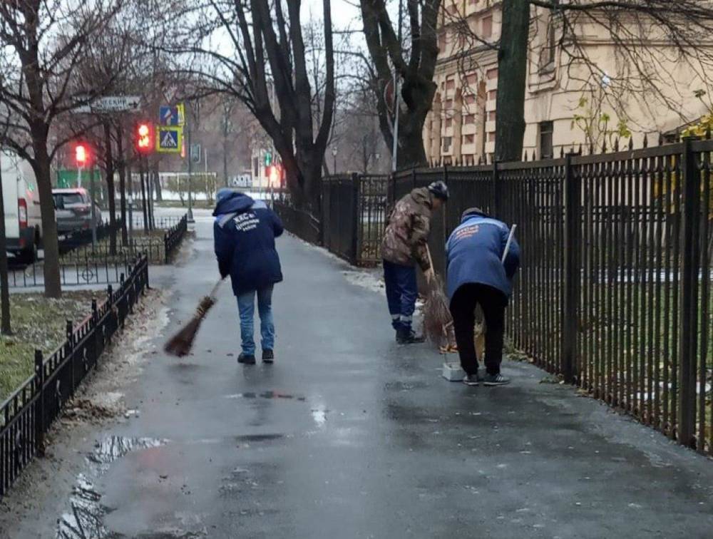 Уборку узких тротуаров в центре Петербурга передали районным ЖКС