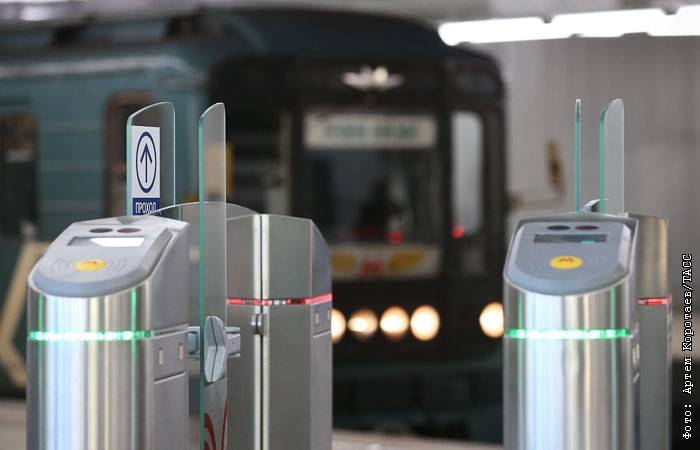 Кольцевую линию московского метро остановили из-за упавшего на рельсы пассажира