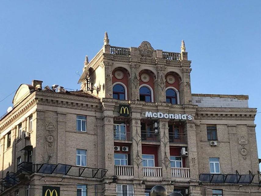 На здании в центре Киева возобновили строительство