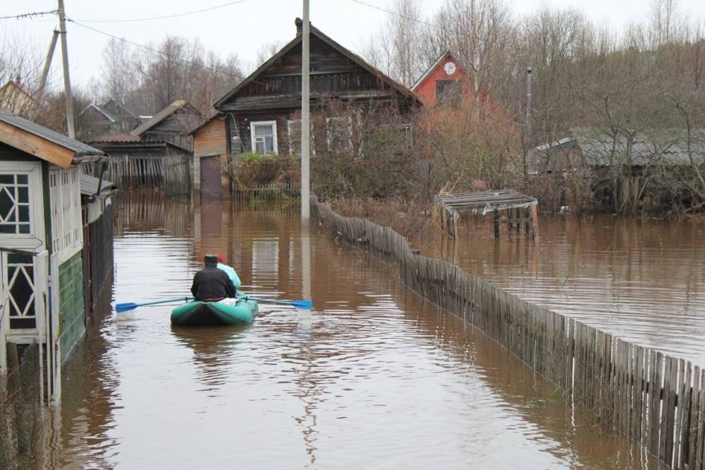 Новгородские спасатели продолжают устранять последствия паводка