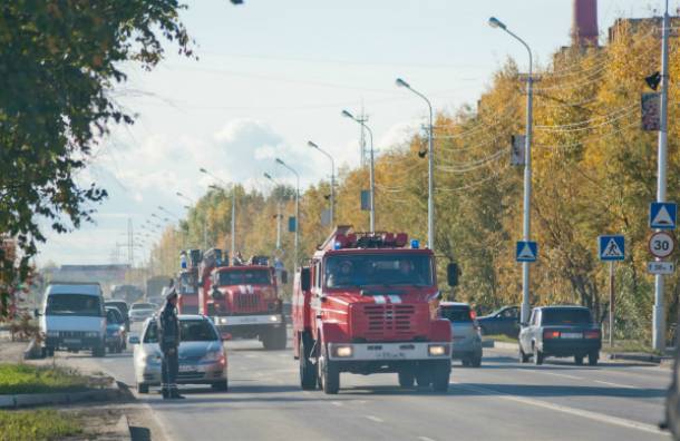 Ростовские пожарные приехали в гости к сироте, звонившему им от одиночества