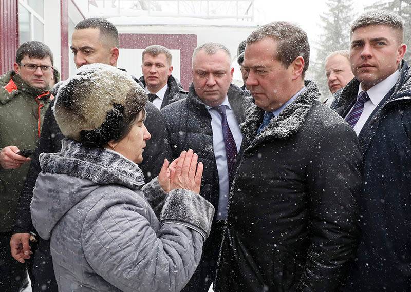 Три года без горячей воды: Медведев потребовал помочь жителям села на Алтае