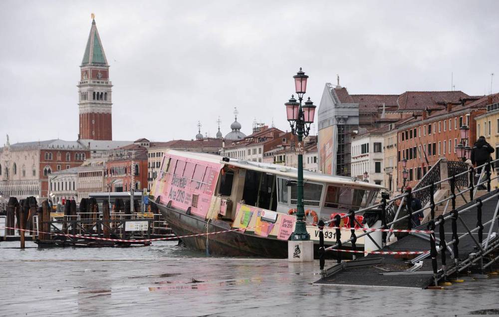"Апокалиптическое разорение".

Пользователи соцсетей поделились фото наводнения в Венеции