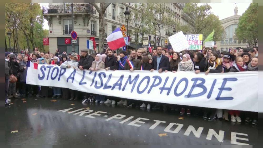 Париж выступает против исламофобии