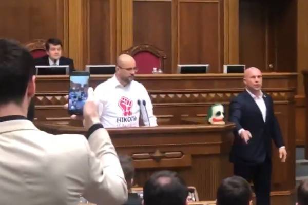Депутат Верховной Рады пришел на заседание в маске Джокера
