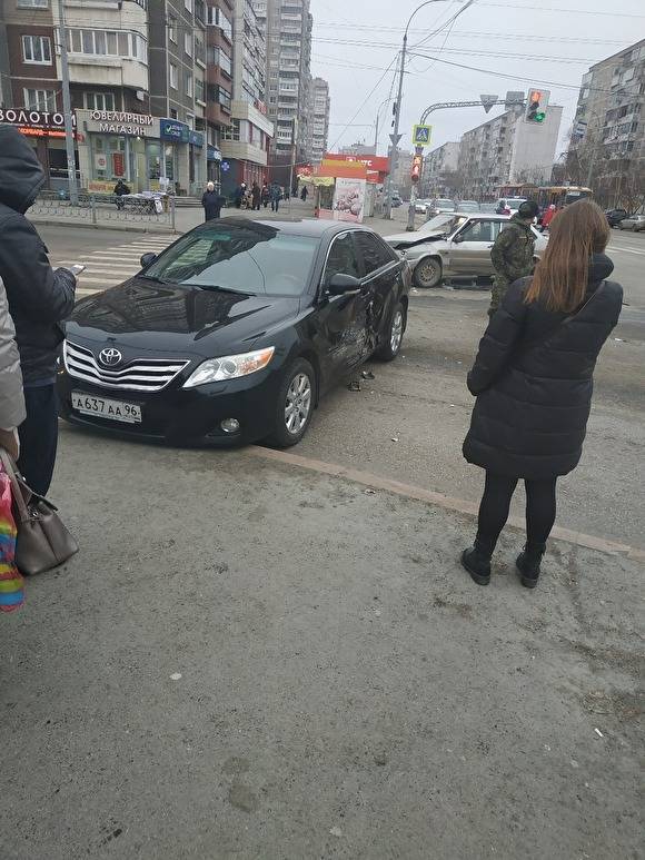 В Екатеринбурге на ВИЗе в ДТП попала машина из гаража правительства Свердловской области
