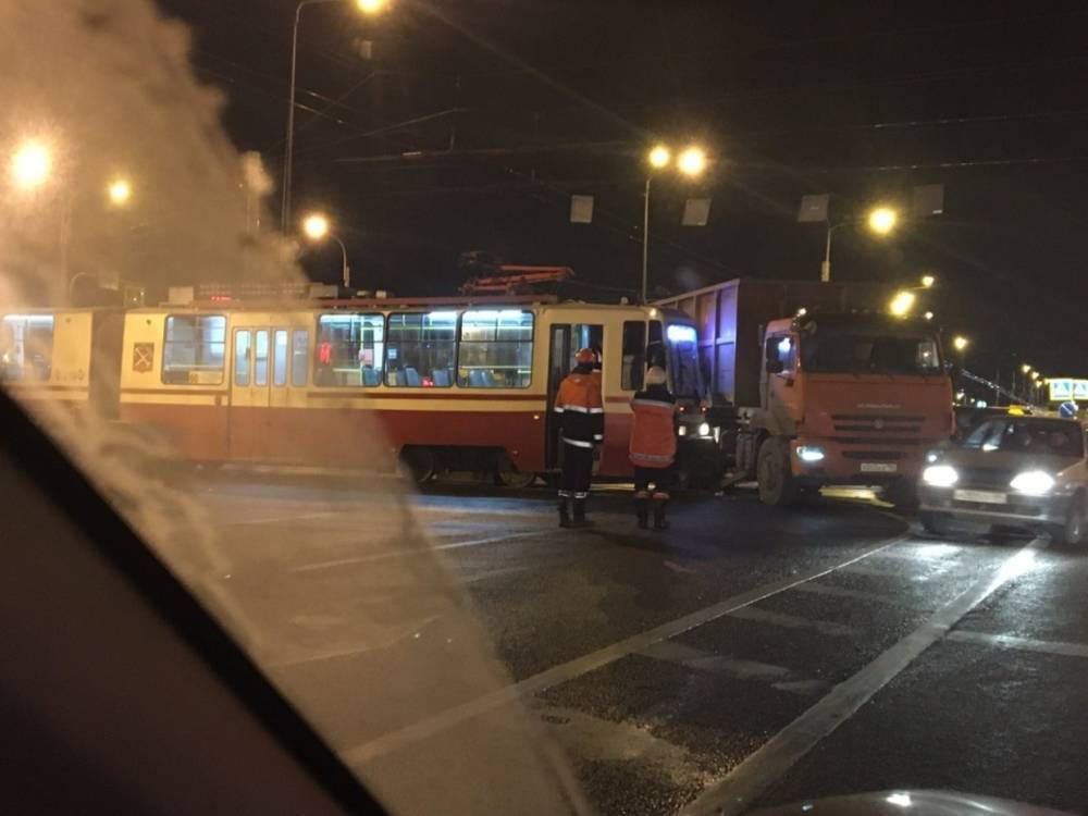 Трамвай протаранил КамАЗ на Петергофском шоссе