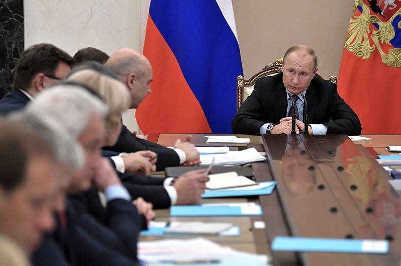 "Гриппом заболел – самострел": Путин отчитал членов правительства