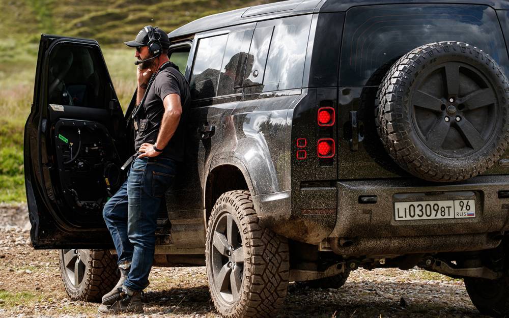 Land Rover Defender засветился в фильме о Джеймсе Бонде «Не время умирать»