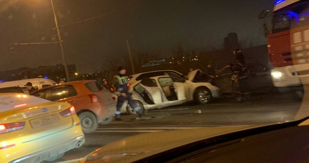 Девять машин столкнулись на Волгоградском проспекте, два человека пострадали