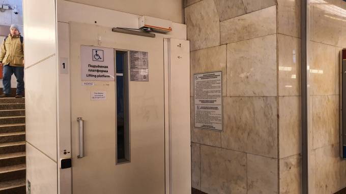 "То денег нет, то санкции": на "Парнасе" более полугода не работает лифт для инвалидов
