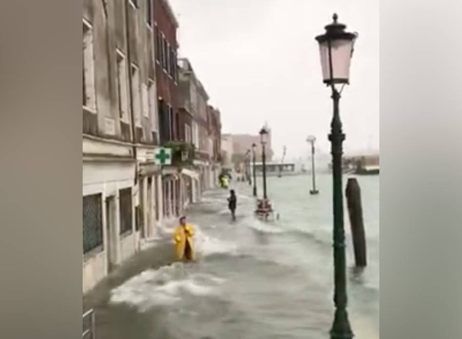 Пользователи соцсетей поделились фото наводнения в Венеции