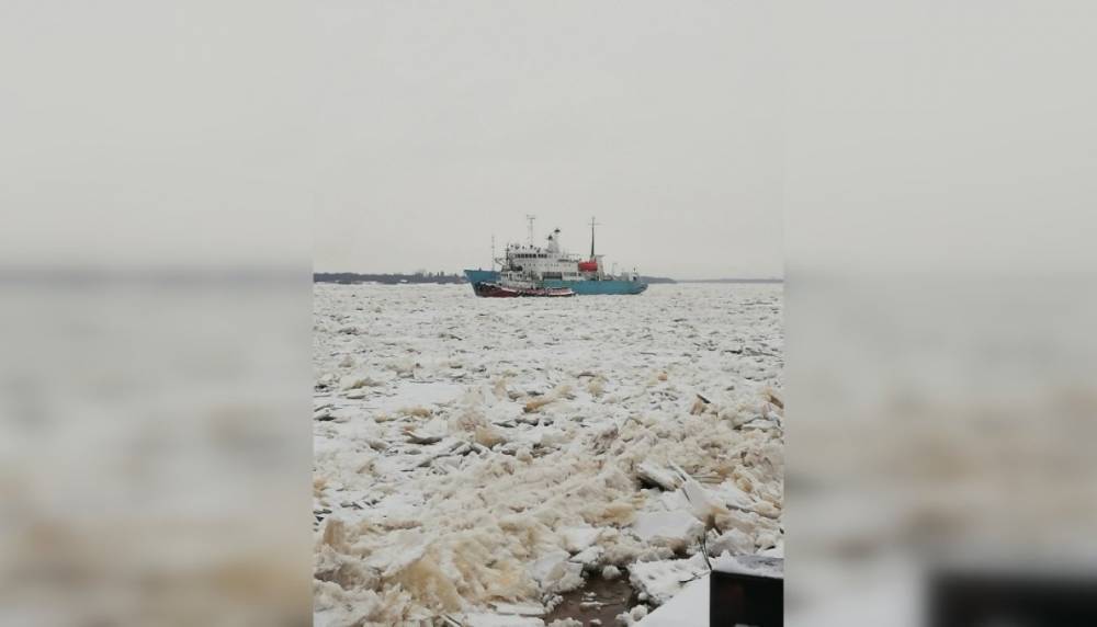 В Архангельске для буксиров прокладывают каналы в дрейфующем наслоенном льду