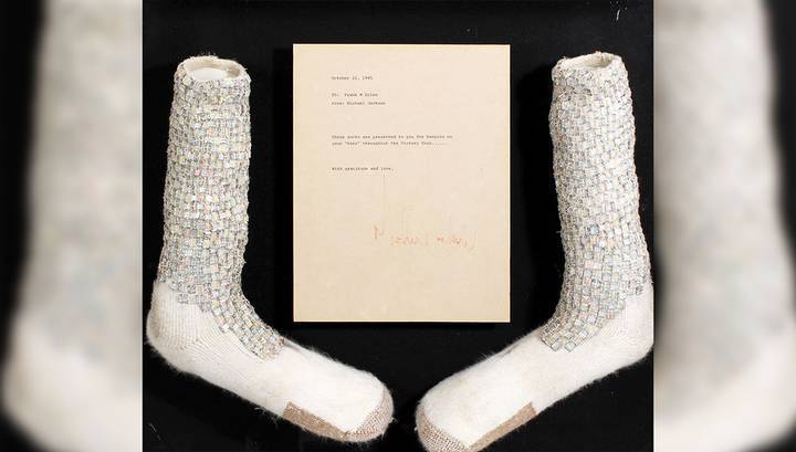 Носки Майкла Джексона для "лунной походки" намерены продать за миллион долларов