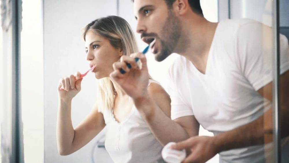 Почему не стоит чистить зубы сразу после еды