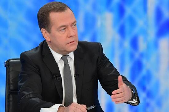 Медведев предложил включить реконструкцию старых сельских школ в нацпроект