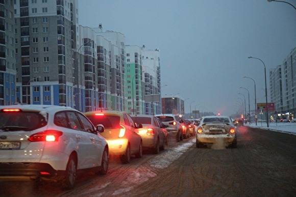 В Екатеринбурге – семибалльные пробки и десятки ДТП после ночного снегопада