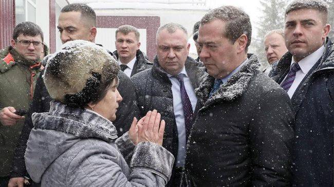 Спасите, нет воды: На Алтае пенсионерка упала на колени перед Медведевым
