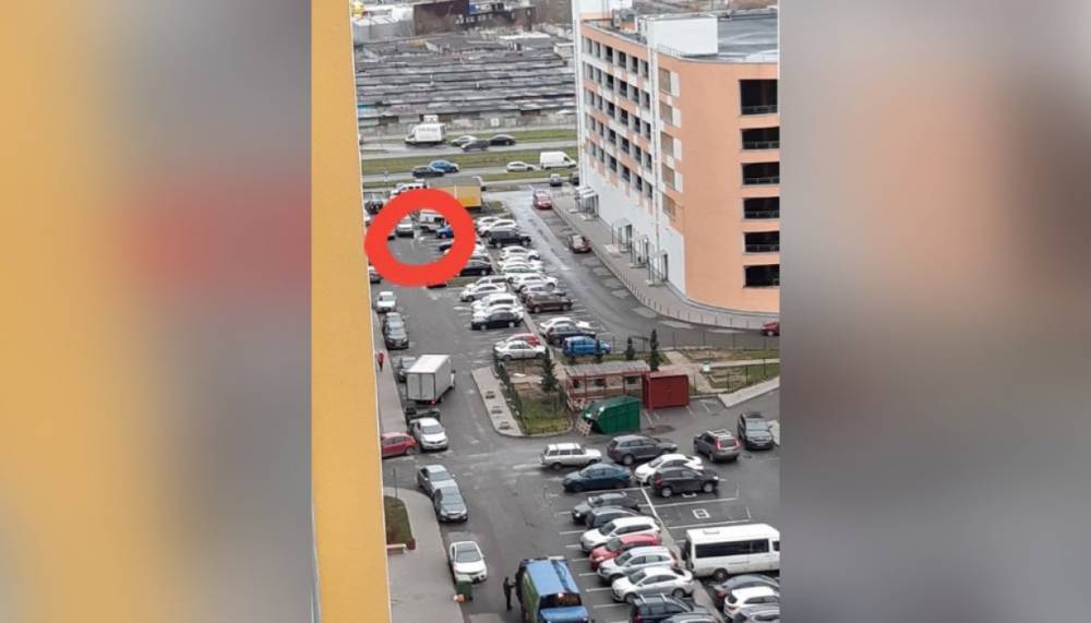 На парковке у ЖК «Граффити» в Приморском районе нашли труп упавшего с высоты человека