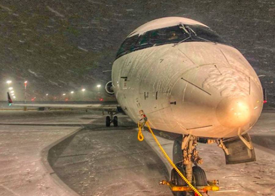 Сильный снегопад нарушил работу аэропорта Оттавы