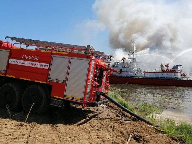 Пожарные потушили охваченные пламенем катера в Лисьем Носу